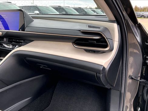 Used 2023 Toyota Crown Limited image 17