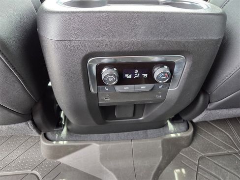 Used 2025 Chevrolet Suburban Premier image 18