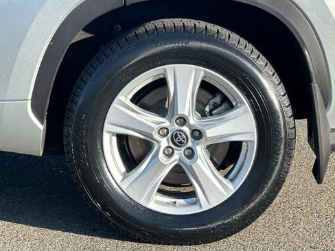 Used 2021 Toyota Highlander LE image 32