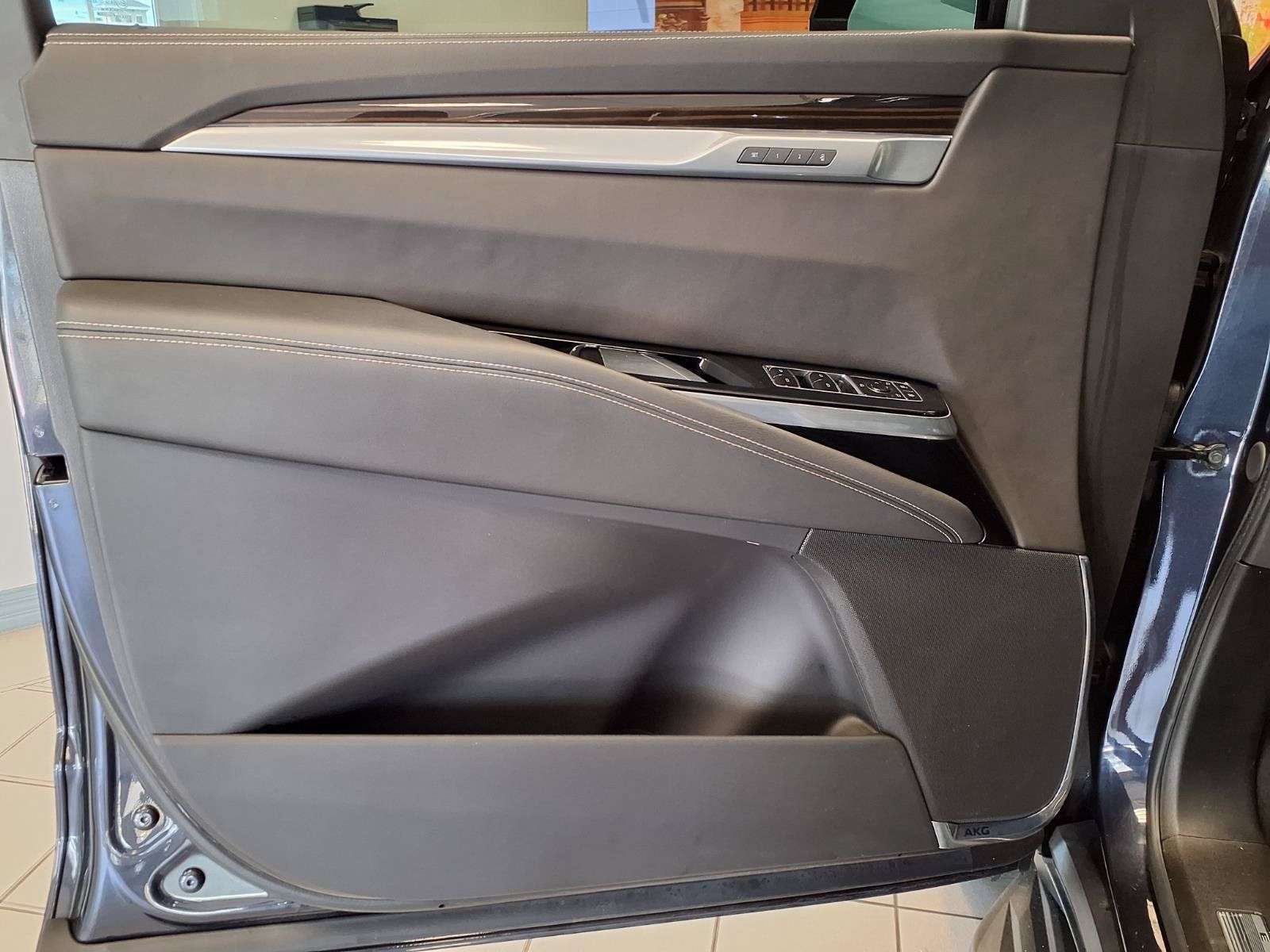 Used 2025 Cadillac Escalade Luxury RWD image 19