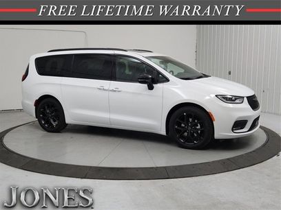New 2026 Chrysler Pacifica Limited w/ S Appearance Package