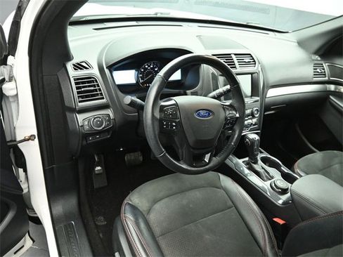 Certified 2018 Ford Explorer XLT w/ Equipment Group 202A image 9
