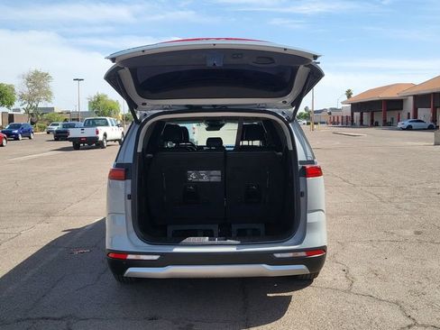 Used 2022 Kia Carnival EX FWD image 11