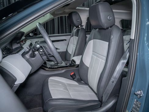 Used 2024 Land Rover Range Rover Evoque Dynamic SE image 3