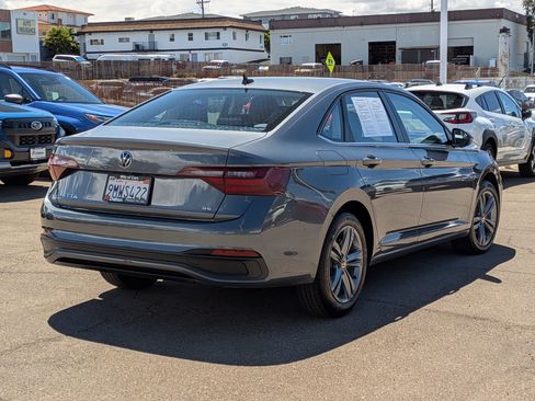 Used 2024 Volkswagen Jetta SE FWD image 4
