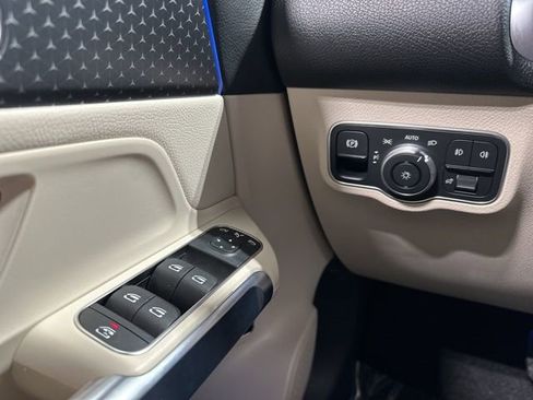 Used 2025 Mercedes-Benz GLB 250 4MATIC image 16