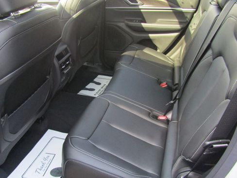 New 2025 Jeep Grand Cherokee Limited image 11