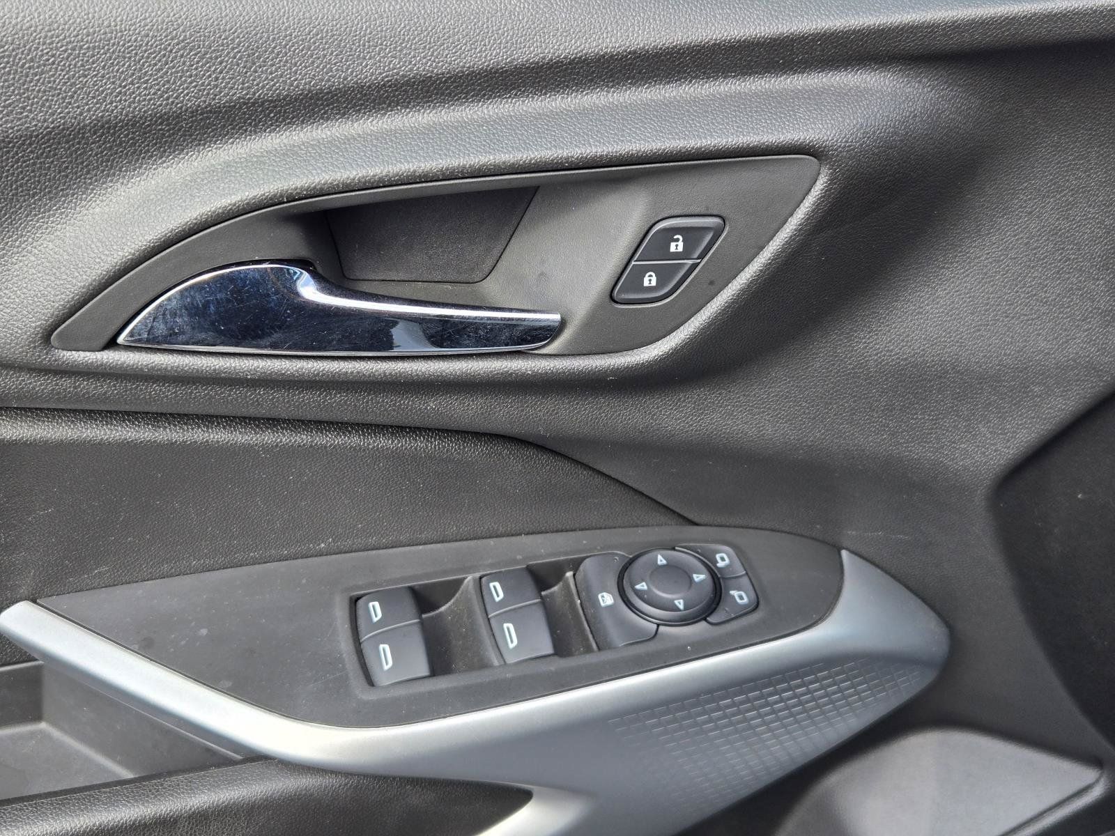 Used 2024 Chevrolet Trax RS w/ Sunroof Package FWD image 20