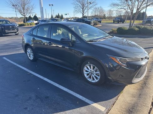 Used 2020 Toyota Corolla LE image 2