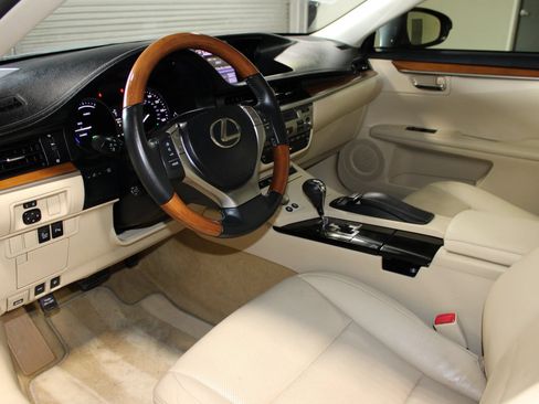 Used 2013 Lexus ES 300h w/ Luxury Pkg FWD image 26