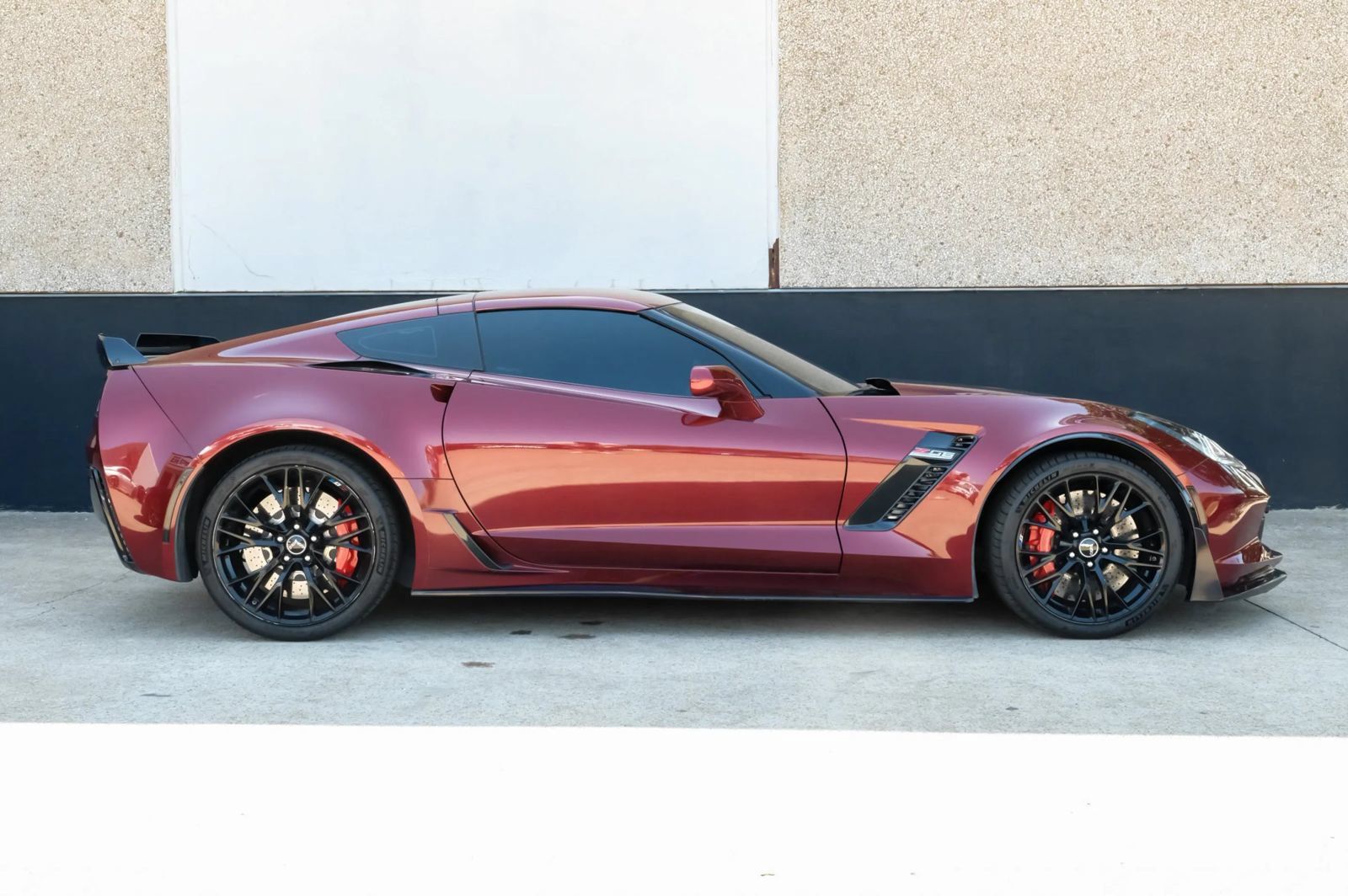 Used 2016 Chevrolet Corvette Z06 w/ 3LZ Preferred Equipment Group RWD image 8
