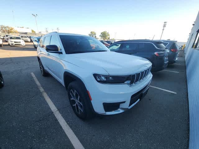 Used 2023 Jeep Grand Cherokee L Limited AWD/4WD image 7