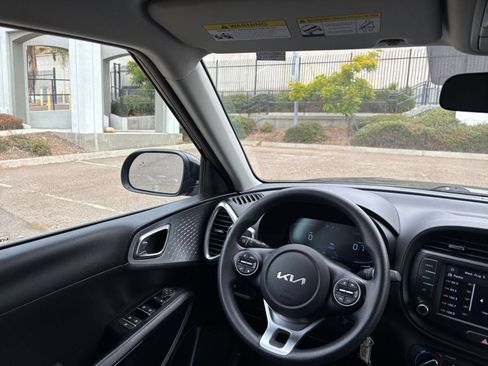 Used 2025 Kia Soul LX w/ LX Technology Package FWD image 32