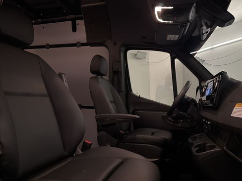 Used 2025 Mercedes-Benz Sprinter 2500 image 28