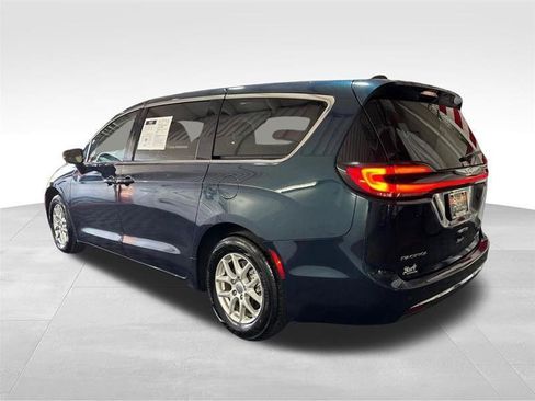 Used 2024 Chrysler Pacifica Touring-L FWD image 7