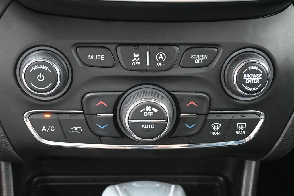 Used 2019 Jeep Cherokee Trailhawk w/ Comfort/Convenience Group AWD/4WD image 22