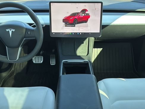 Used 2024 Tesla Model Y Performance image 17