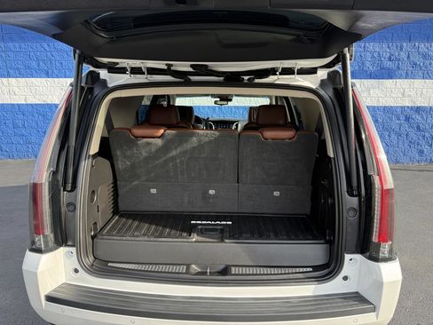 Used 2019 Cadillac Escalade Luxury AWD/4WD image 22