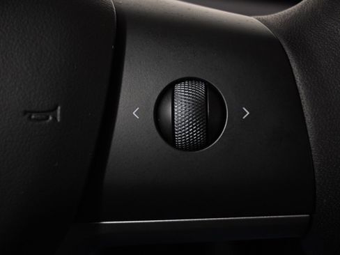 Used 2022 Tesla Model Y Long Range image 32