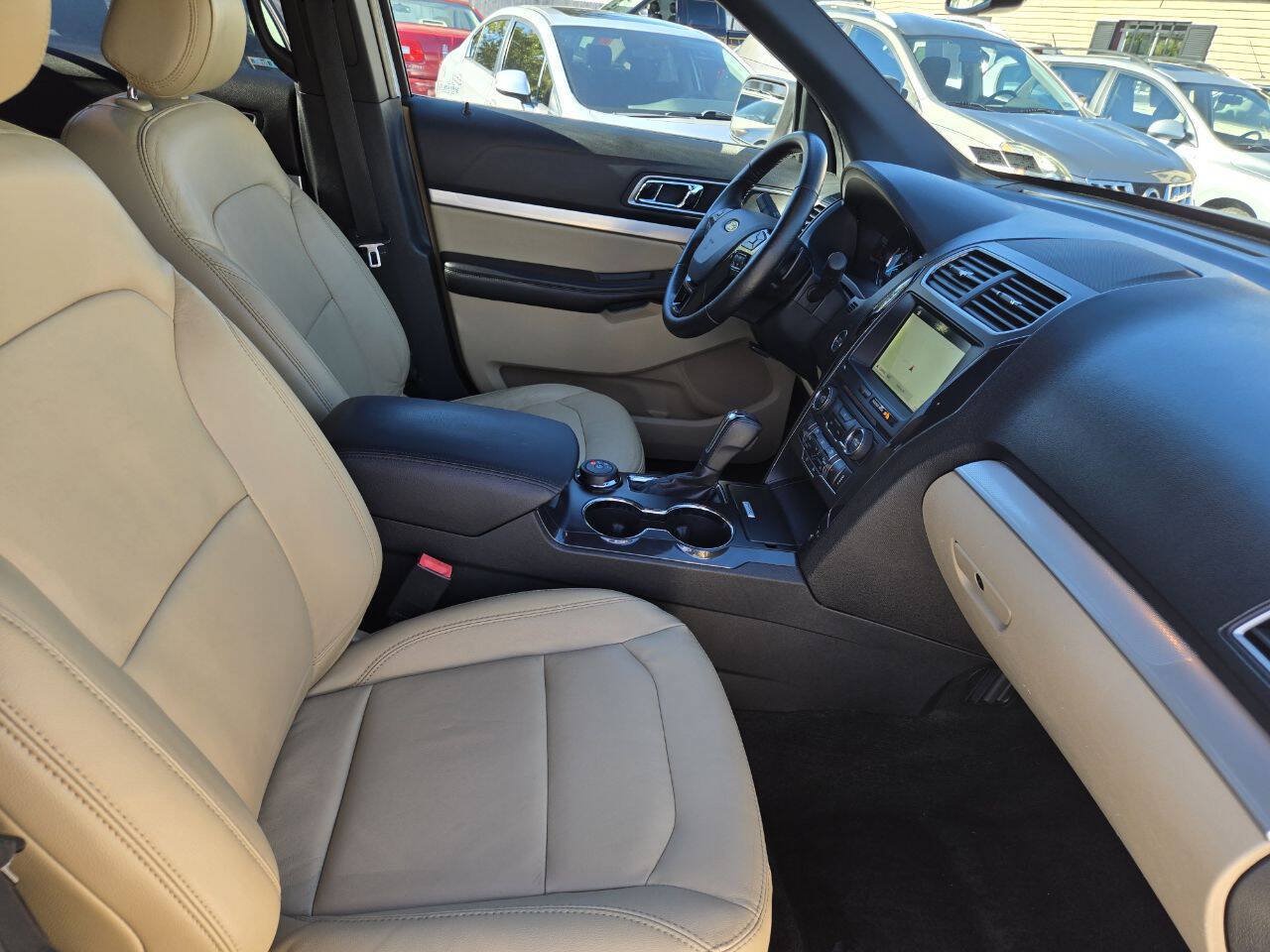 Used 2017 Ford Explorer XLT w/ Equipment Group 202A AWD/4WD image 33