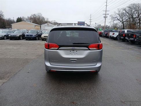 Used 2018 Chrysler Pacifica Limited image 5
