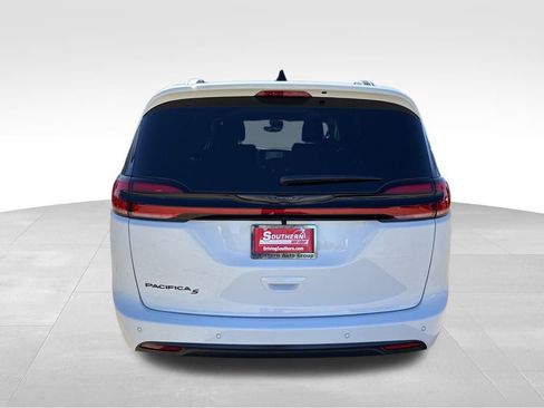 New 2026 Chrysler Pacifica Select w/ S Appearance Package image 4