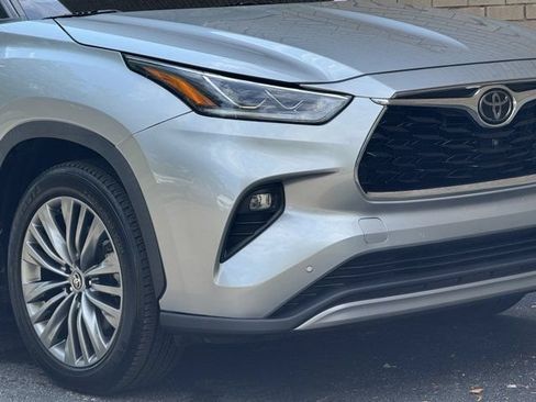 Used 2020 Toyota Highlander Platinum AWD/4WD image 3