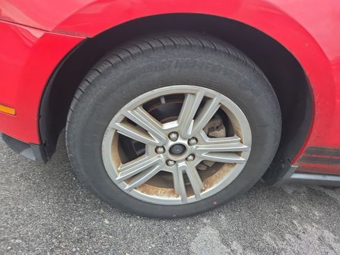Used 2010 Ford Mustang Convertible RWD image 9