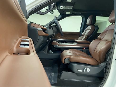 Used 2025 Lincoln Navigator L Reserve image 16