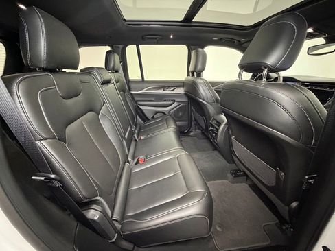 Used 2024 Jeep Grand Cherokee Limited w/ Black Appearance Package image 8