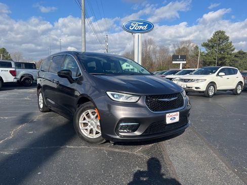 Used 2023 Chrysler Pacifica Touring-L image 1