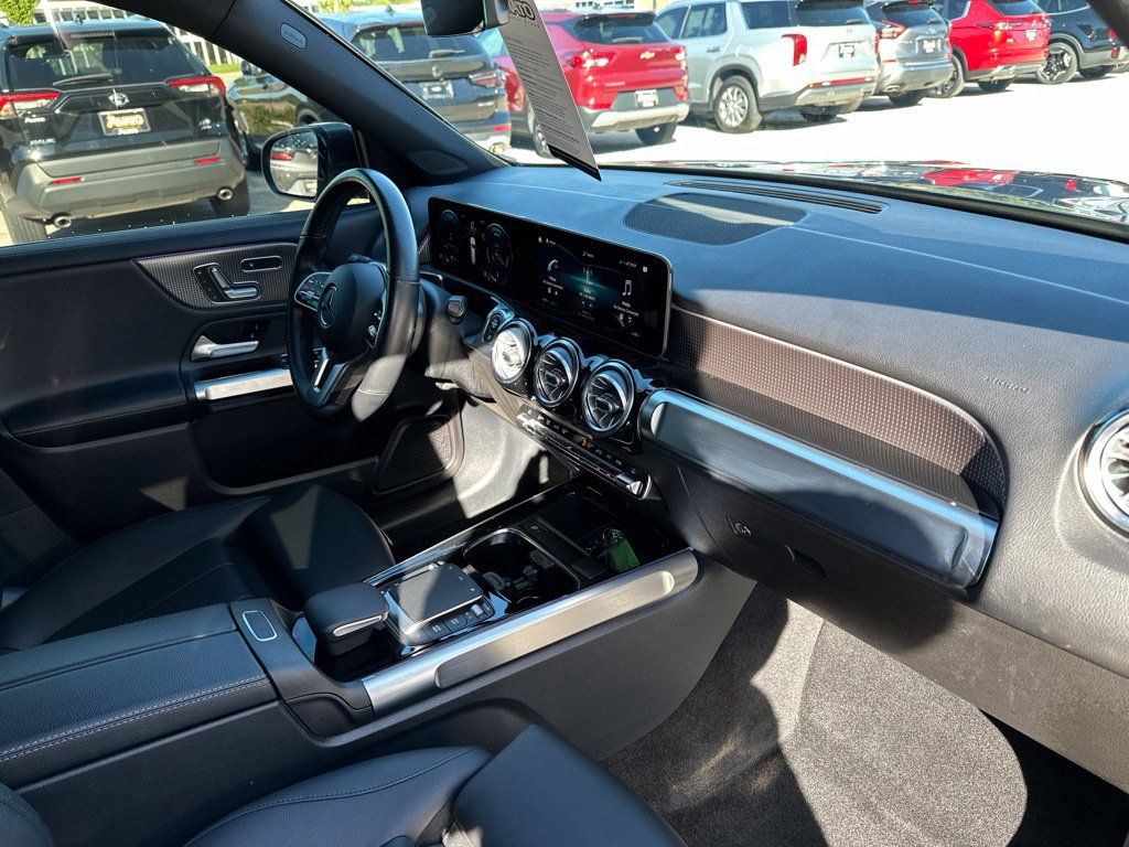Used 2021 Mercedes-Benz GLB 250 4MATIC w/ Premium Package image 19