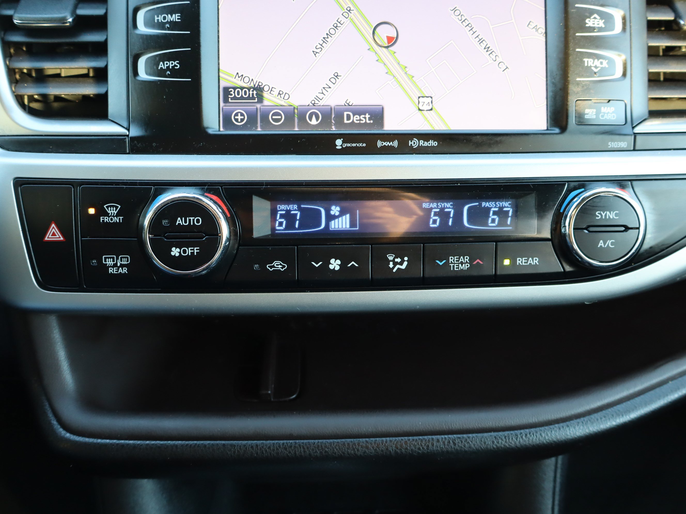 Used 2019 Toyota Highlander XLE AWD/4WD image 30