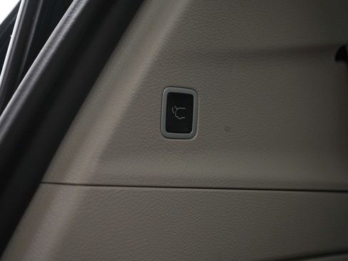 Used 2023 Chrysler Pacifica Touring-L FWD image 19