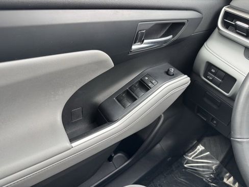 Certified 2022 Toyota Highlander XLE image 37