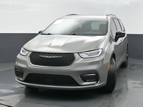 Used 2023 Chrysler Pacifica Limited w/ S Appearance Package AWD/4WD image 3