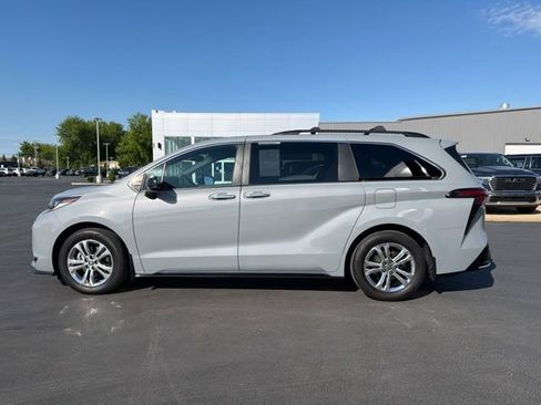 Used 2023 Toyota Sienna XSE AWD/4WD image 4