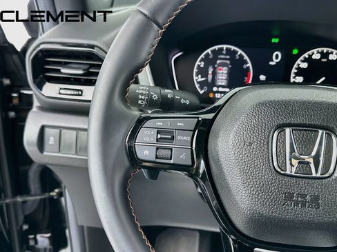 Used 2025 Honda Pilot Sport image 15