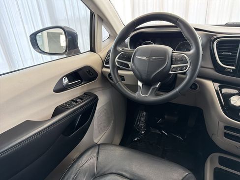 Used 2022 Chrysler Pacifica Touring-L image 27