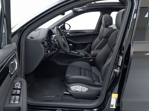 Certified 2025 Porsche Macan AWD/4WD image 17