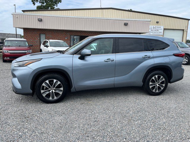 Used 2022 Toyota Highlander XLE FWD image 1