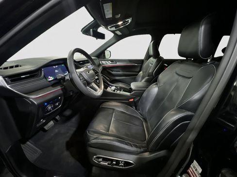 Used 2022 Jeep Grand Cherokee Overland w/ Luxury Tech Group IV AWD/4WD image 16