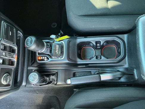 Used 2018 Jeep Wrangler Unlimited Sahara image 15