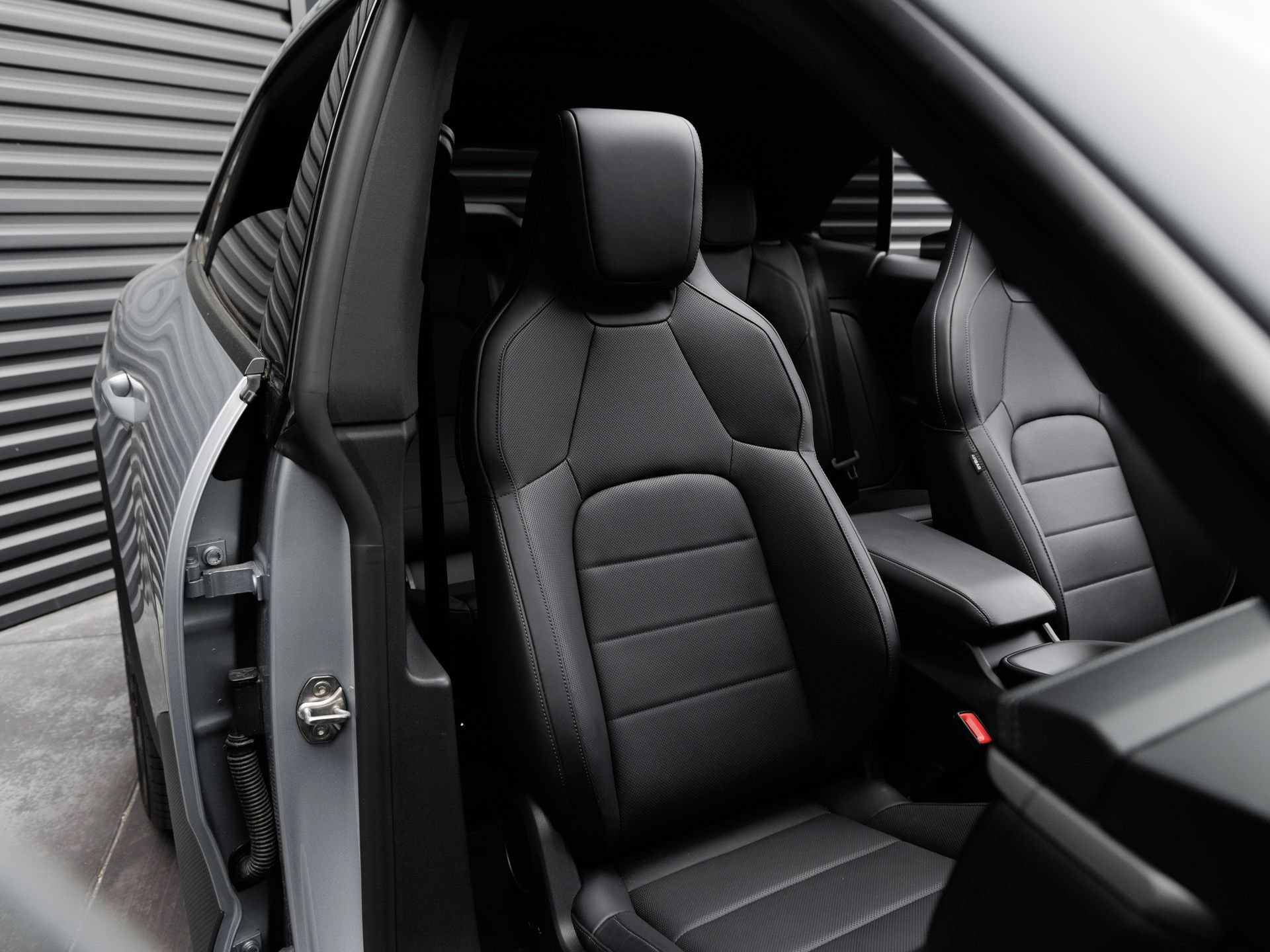 Certified 2025 Porsche Macan Electric RWD image 35
