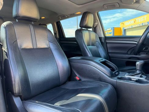Used 2018 Toyota Highlander SE image 17