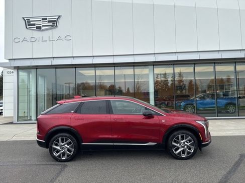 New 2025 Cadillac Optiq Luxury 1 image 2