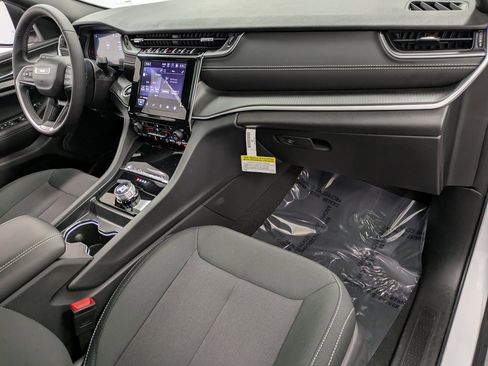 Used 2024 Jeep Grand Cherokee Limited w/ Luxury Tech Group II image 29