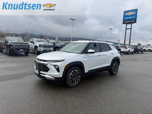 Used 2024 Chevrolet TrailBlazer LT w/ LT Cold Weather Package image 3