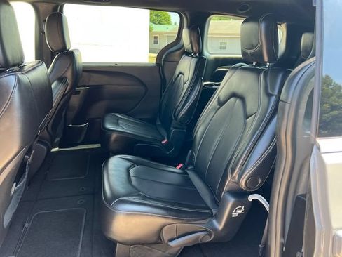 Used 2025 Chrysler Pacifica Select FWD image 4