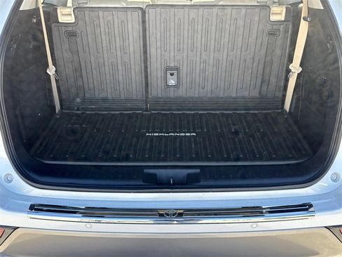 Used 2024 Toyota Highlander Limited image 18